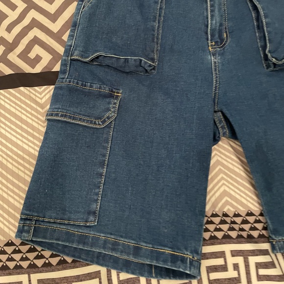 Shein Flip flap plckets denim cargo bermudas. US S. extremely stretchy material - Picture 4 of 8